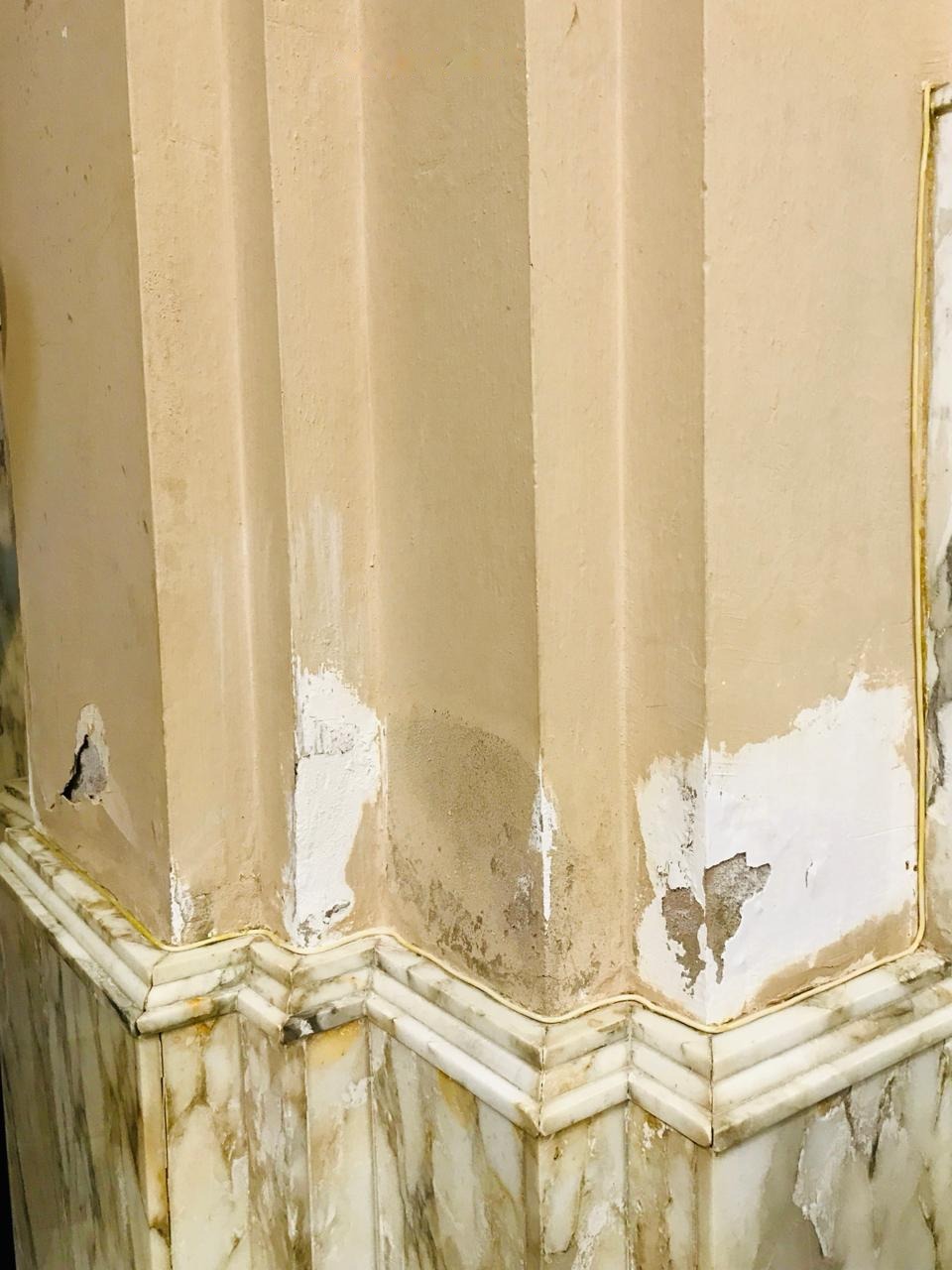 Colonna di una chiesa con intonaco rovinato dall’umidità di risalita, prima di Saharadomus